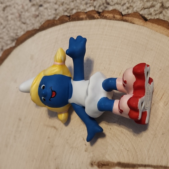 Wallace & Berrie Smurfette on Rollerskates Porcelain Figurine 1982 - Picture 5 of 7